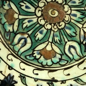 Een Iznik bord met ornamentaal decor, Turkije, 1e helft 17e eeuw — foto 5