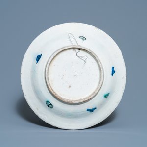 Een Iznik schotel met tulpen en anjers, Turkije, ca. 1600 — foto 2