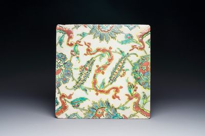Een Iznik tegel met decor van wolken en bloemen, Turkije, 2e helft 16e eeuw — foto 1