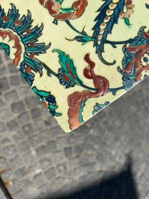 Een Iznik tegel met decor van wolken en bloemen, Turkije, 2e helft 16e eeuw — foto 4
