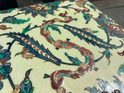Een Iznik tegel met decor van wolken en bloemen, Turkije, 2e helft 16e eeuw — foto 9