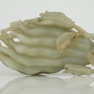 Een jade boeddha hand op houten sokkel, Qing dynastie, 18de eeuw — foto 12