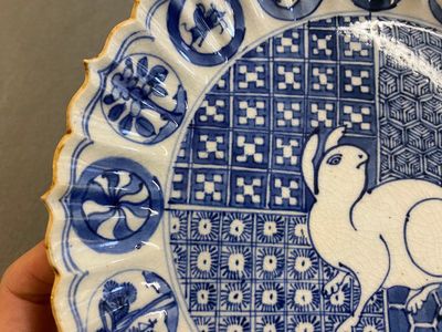 Een Japans blauw-wit bord met een haas, Arita, Edo, vroeg 18e eeuw — foto 4