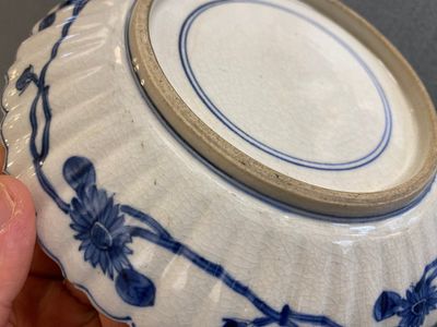 Een Japans blauw-wit bord met een haas, Arita, Edo, vroeg 18e eeuw — foto 6