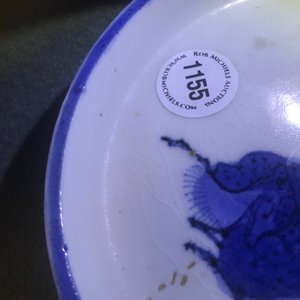Een Japans blauwwit Ai-Kutani bord met twee herten, Edo, 17e eeuw — foto 9