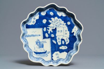 Een Japans blauwwit bord met de kaart van Kyushu, Arita, Edo, 1e helft 19e eeuw