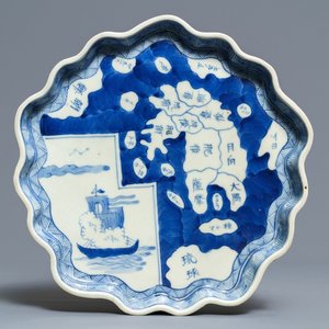Een Japans blauwwit bord met de kaart van Kyushu, Arita, Edo, 1e helft 19e eeuw — foto 1