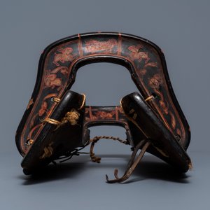 Een Japans gelakt en beschilderd houten zadel, Japan, Edo/Meiji, 18/19e eeuw — foto 3