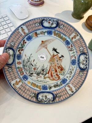 Een Japans Imari bord met 'Parasoldames' naar Cornelis Pronk, Edo, 18e eeuw — foto 1