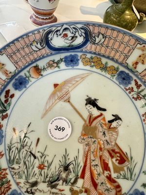 Een Japans Imari bord met 'Parasoldames' naar Cornelis Pronk, Edo, 18e eeuw — foto 4