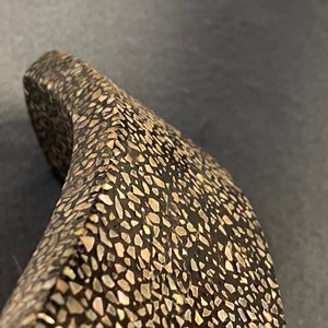 Een Japans 'kura' zadel met bijgemaakte 'abumi' stijgbeugels met aogai-nashiji decor, Muromachi, 16e eeuw — foto 61