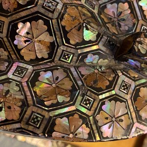 Een Japans 'kura' zadel met bijgemaakte 'abumi' stijgbeugels met aogai-nashiji decor, Edo, 17e eeuw — foto 21
