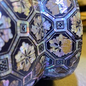 Een Japans 'kura' zadel met bijgemaakte 'abumi' stijgbeugels met aogai-nashiji decor, Edo, 17e eeuw — foto 28