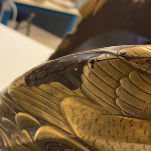 Een Japans 'kura' zadel met bijhorende 'abumi' stijgbeugels met verguld lakwerk, Muromachi, 16e eeuw — foto 115