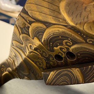 Een Japans 'kura' zadel met bijhorende 'abumi' stijgbeugels met verguld lakwerk, Muromachi, 16e eeuw — foto 116