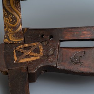 Een Japans 'kura' zadel met bijhorende 'abumi' stijgbeugels met verguld lakwerk, Muromachi, 16e eeuw — foto 17