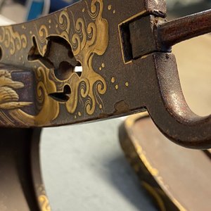 Een Japans 'kura' zadel met bijhorende 'abumi' stijgbeugels met verguld lakwerk, Muromachi, 16e eeuw — foto 42