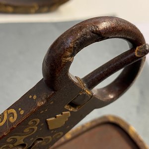 Een Japans 'kura' zadel met bijhorende 'abumi' stijgbeugels met verguld lakwerk, Muromachi, 16e eeuw — foto 43