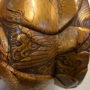 Een Japans 'kura' zadel met bijhorende 'abumi' stijgbeugels met verguld lakwerk, Muromachi, 16e eeuw — foto 58