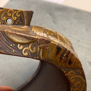 Een Japans 'kura' zadel met bijhorende 'abumi' stijgbeugels met verguld lakwerk, Muromachi, 16e eeuw — foto 74