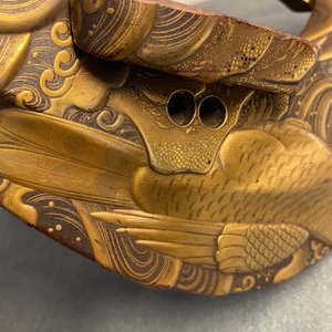 Een Japans 'kura' zadel met bijhorende 'abumi' stijgbeugels met verguld lakwerk, Muromachi, 16e eeuw — foto 81