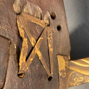Een Japans 'kura' zadel met bijhorende 'abumi' stijgbeugels met verguld lakwerk, Muromachi, 16e eeuw — foto 84