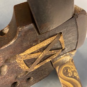 Een Japans 'kura' zadel met bijhorende 'abumi' stijgbeugels met verguld lakwerk, Muromachi, 16e eeuw — foto 87