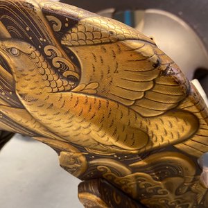Een Japans 'kura' zadel met bijhorende 'abumi' stijgbeugels met verguld lakwerk, Muromachi, 16e eeuw — foto 92