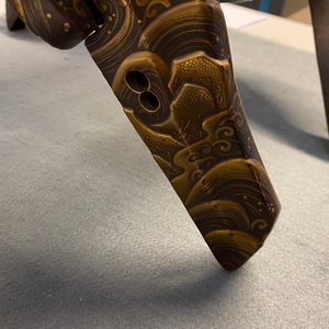 Een Japans 'kura' zadel met bijhorende 'abumi' stijgbeugels met verguld lakwerk, Muromachi, 16e eeuw — foto 94