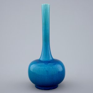 Een Japans monochroom turquoise Awaji vaasje met lange hals, 19e eeuw — foto 3