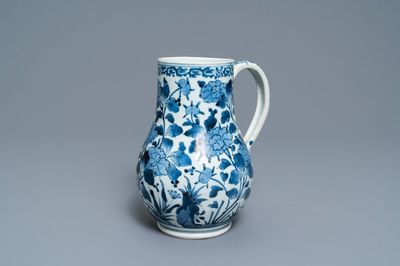 Een Japanse blauw-witte Arita kan met floraal decor, Edo, 17/18e eeuw