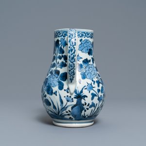 Een Japanse blauw-witte Arita kan met floraal decor, Edo, 17/18e eeuw — foto 5