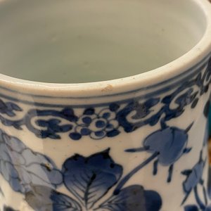 Een Japanse blauw-witte Arita kan met floraal decor, Edo, 17/18e eeuw — foto 8