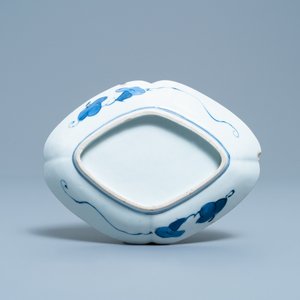 Een Japanse blauw-witte Arita kan, twee schotels en een ovaal schoteltje, Edo, 17/18e eeuw — foto 5