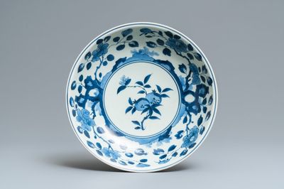 Een Japanse blauw-witte Arita schotel met granaatappels, Chenghua merk, Edo, 17/18e eeuw
