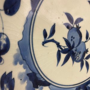 Een Japanse blauw-witte Arita schotel met granaatappels, Chenghua merk, Edo, 17/18e eeuw — foto 3
