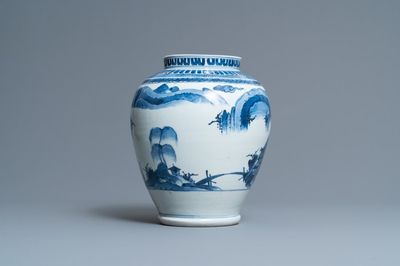 Een Japanse blauw-witte Arita vaas met een landschap, Edo, 17e eeuw