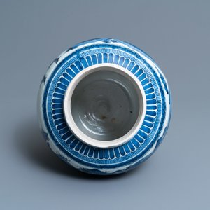 Een Japanse blauw-witte Arita vaas met een landschap, Edo, 17e eeuw — foto 6