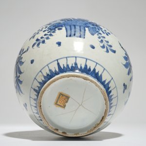 Een Japanse blauw-witte bolvormige vaas met vogels op bloesems, Edo, 17e eeuw — foto 6