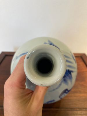 Een Japanse blauw-witte fles met een dame in een landschap, Edo, 17/18e eeuw — foto 4