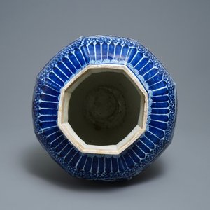 Een Japanse blauw-witte octagonale Arita vaas met vogels, Edo, 17e eeuw — foto 5