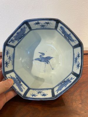Een Japanse blauw-witte octagonale 'kraanvogels' kom, Edo, 18e eeuw — foto 4