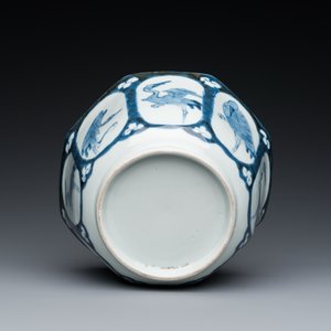 Een Japanse blauw-witte octagonale 'kraanvogels' kom, Edo, 18e eeuw — foto 7