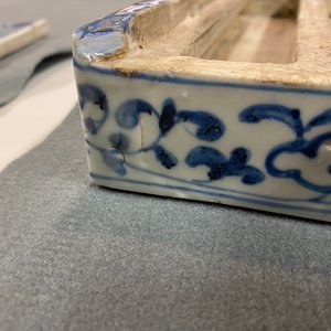 Een Japanse blauw-witte Shoki-Imari rechthoekige dekseldoos, Edo — foto 19