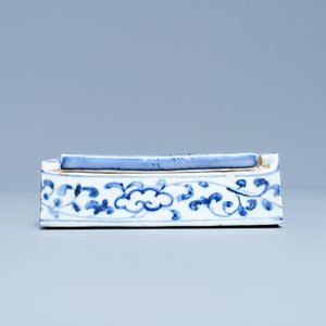 Een Japanse blauw-witte Shoki-Imari rechthoekige dekseldoos, Edo — foto 5