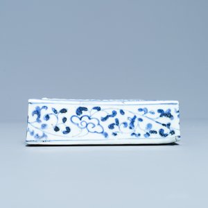 Een Japanse blauw-witte Shoki-Imari rechthoekige dekseldoos, Edo — foto 7