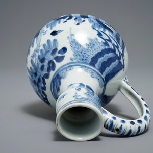 Een Japanse blauwwitte Arita kan, Edo, 17e eeuw, een Satsuma dekseldoos en een Kutani vaasje, Meiji, 19e eeuw — foto 13
