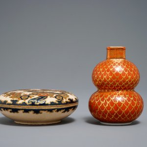 Een Japanse blauwwitte Arita kan, Edo, 17e eeuw, een Satsuma dekseldoos en een Kutani vaasje, Meiji, 19e eeuw — foto 2