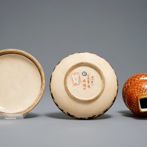 Een Japanse blauwwitte Arita kan, Edo, 17e eeuw, een Satsuma dekseldoos en een Kutani vaasje, Meiji, 19e eeuw — foto 7