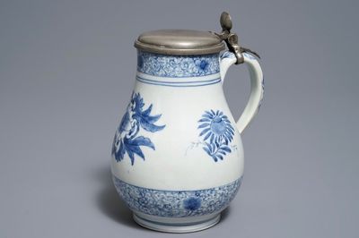 Een Japanse blauwwitte Arita kan met tinnen deksel, Edo, 17/18e eeuw